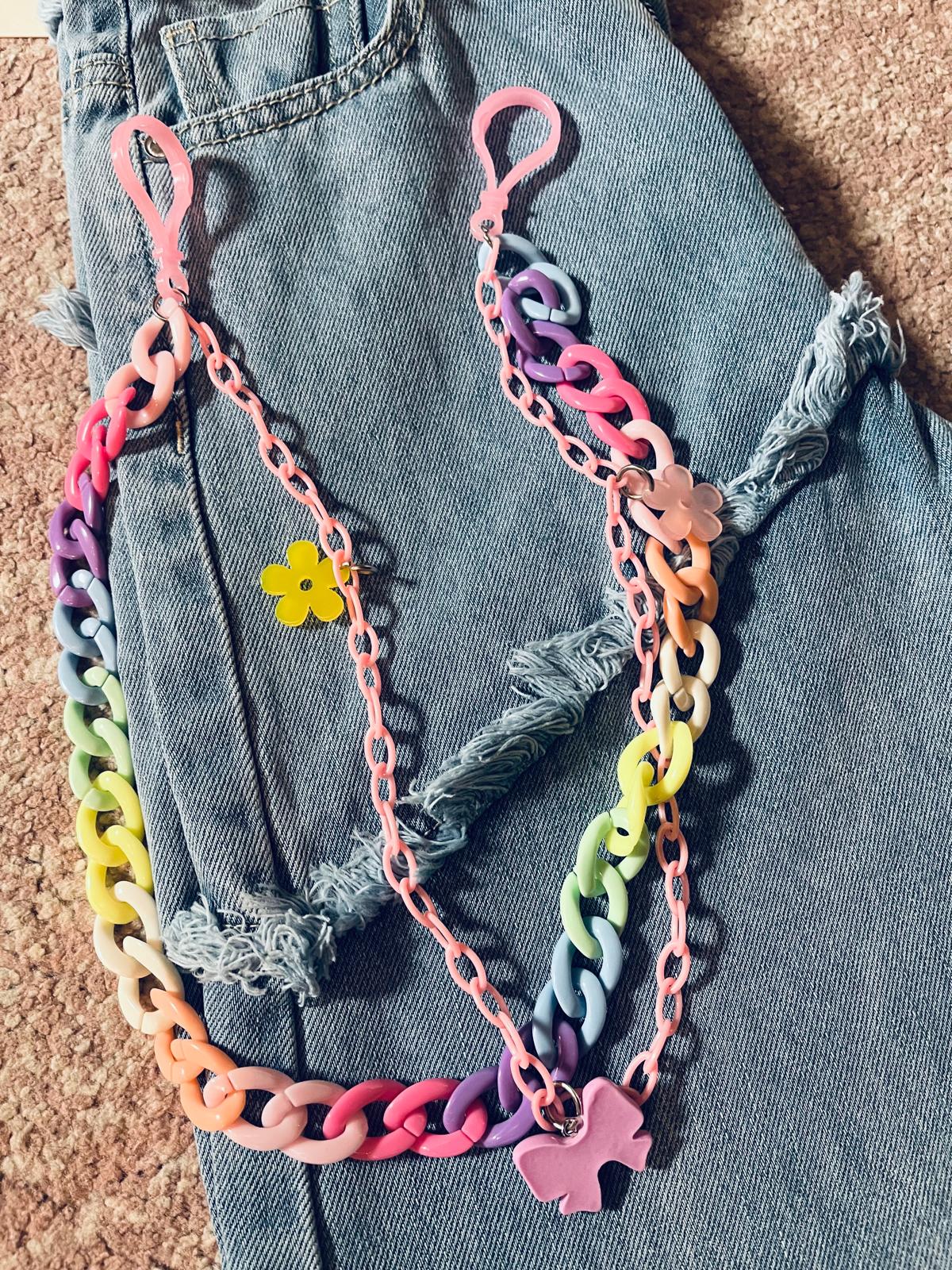 Jeans frangia e catena colorata
