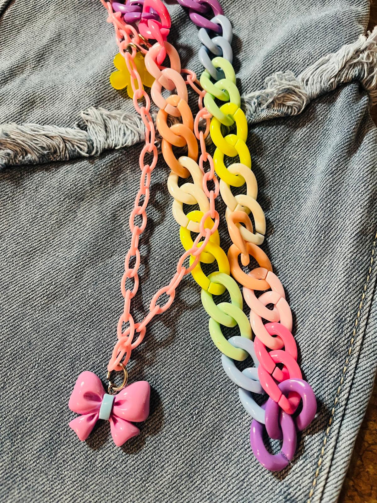 Jeans frangia e catena colorata